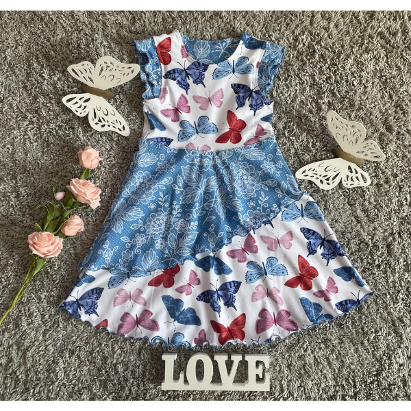 Schnittmuster für Kinder-Drehkleid – Tragebeispiel: Vorderansicht des Drehkleids für Mädchen