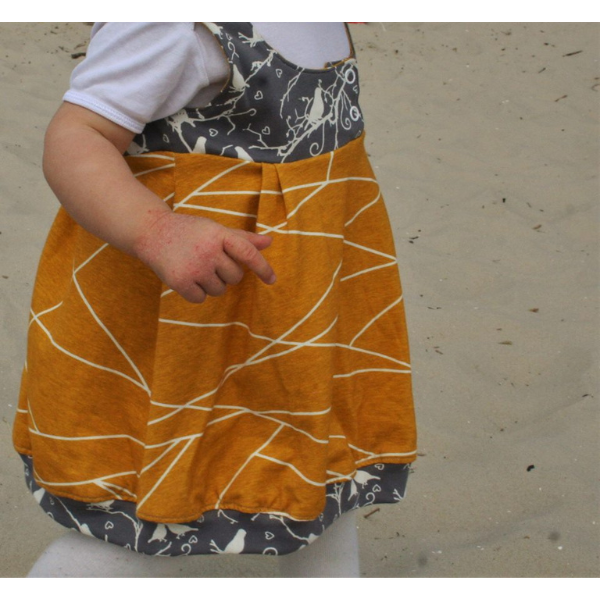Kinder Kleid mit Faltenrock nähen – Perfekte Drehbewegung