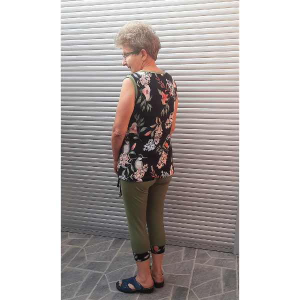 Genähtes Knotenshirt im Alltag getragen