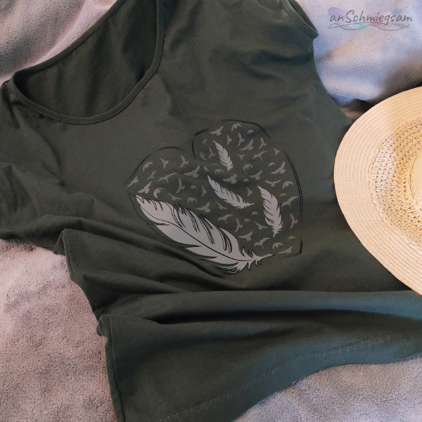 Plotterdatei Feder auf Shirt – Detailansicht vorne