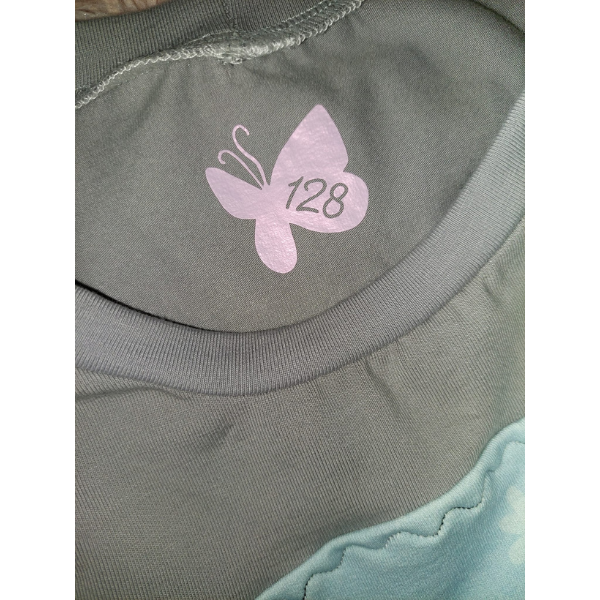 Größenlabel geplottet auf handgemachter Kleidung – mit Liebe genäht