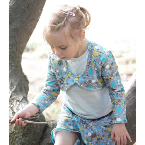 Kinderbolero Bea – Sanfte Pastellfarben als Designvariante