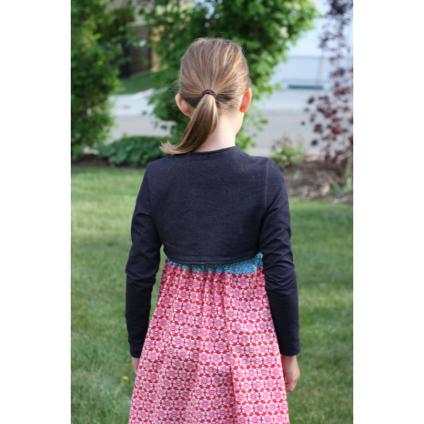 Kinderbolero Bea – Genäht mit Röckchen als Outfit