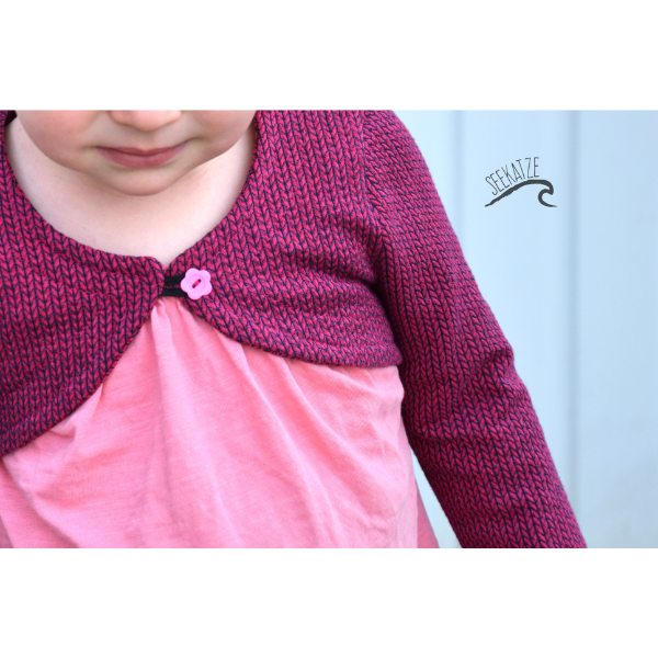 Kinderbolero Bea – Passform-Vorderansicht am Modell