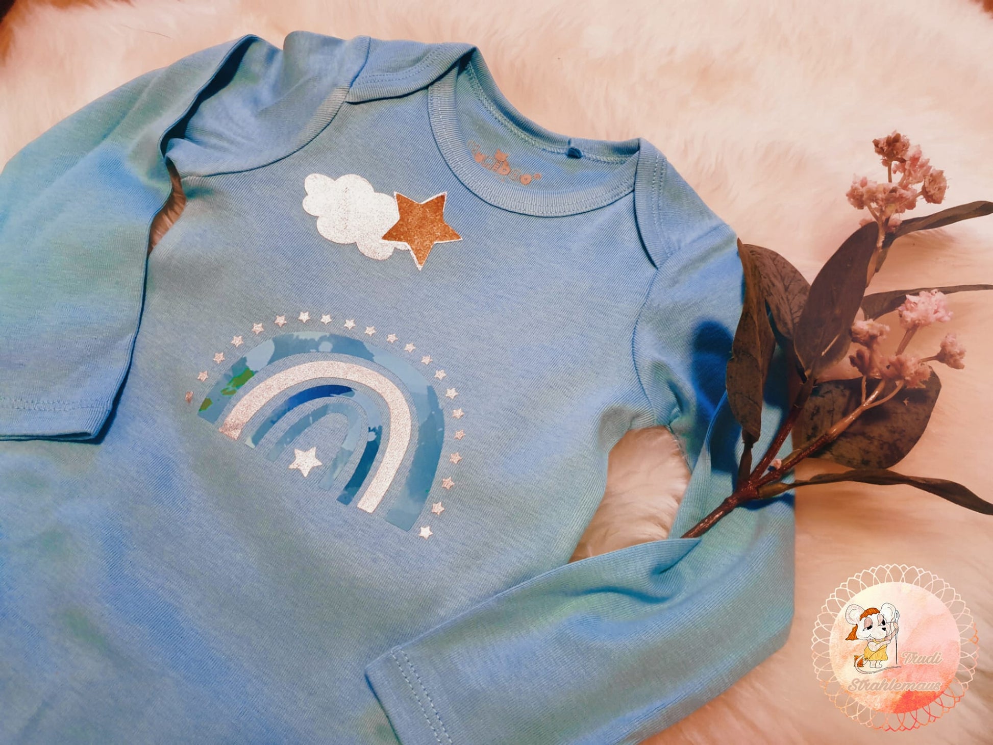 Regenbogen Plottermotiv auf Babybody – DIY-Idee mit Herz