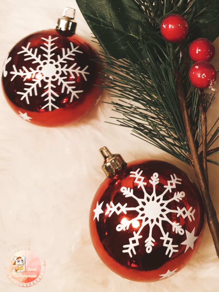 Schneeflocken Plotterdatei auf roter Weihnachtskugel – zartes Wintermotiv für DIY-Deko