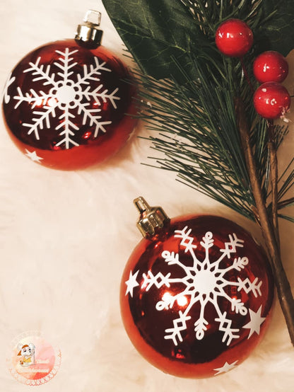 Schneeflocken Plotterdatei auf roter Weihnachtskugel – zartes Wintermotiv für DIY-Deko