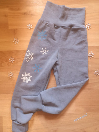 Schneeflocken als Plottmotiv auf Stoff – wunderschöne Kombination aus Nähen und Plotten für winterliche Kleidung