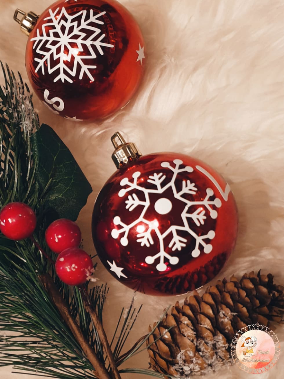 Plotterdatei Schneeflocken als filigranes Motiv auf Kugel – perfekt für selbstgemachte Weihnachtsdekorationen