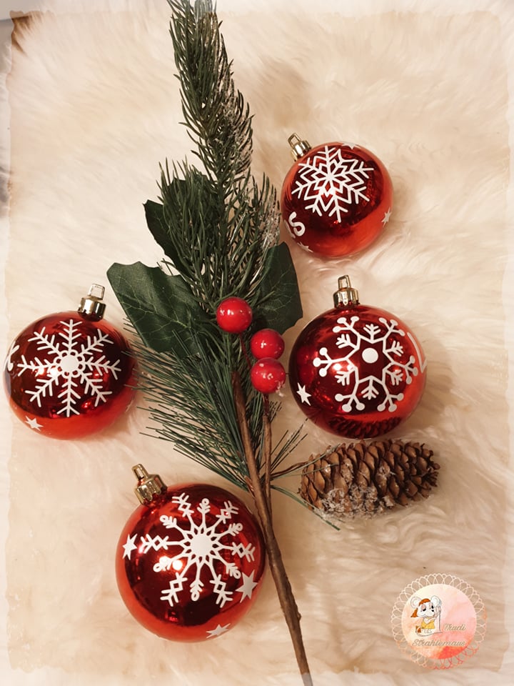 Schneeflocken Plotterdatei auf Weihnachtskugel – festliche DIY-Idee für liebevoll gestaltete Weihnachtsdeko