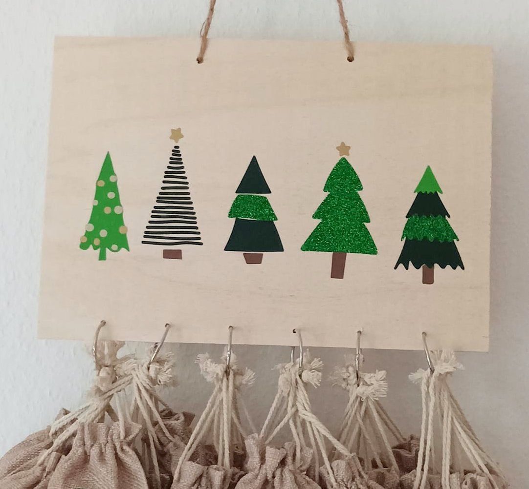 Plotterdatei Tannenbäume auf Holzschild – rustikale Weihnachtsdeko zum Selbermachen mit Plotter