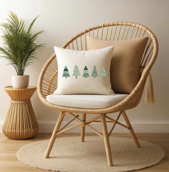 Tannenbäume Plotterdatei auf weihnachtlichem Kissen – kreative DIY-Idee für gemütliche Deko in der Adventszeit