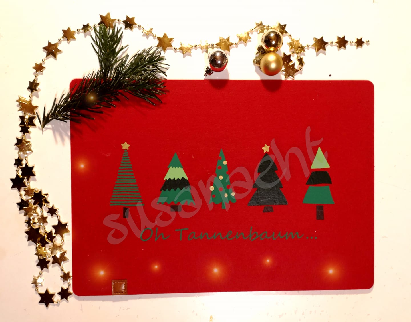 Modernes Holzschild mit Plotterdatei Tannenbäume – stilvolle DIY-Idee für winterliche Wand- und Türdekoration