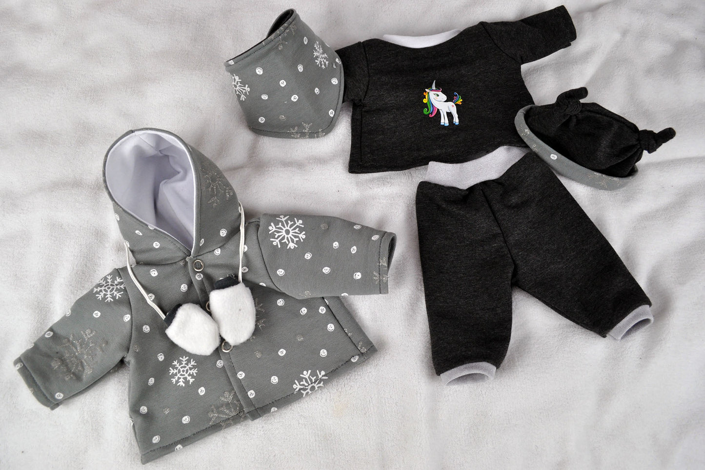 Kombinationsbeispiel: Outfit aus Shirt, Hose & Mütze für Puppe