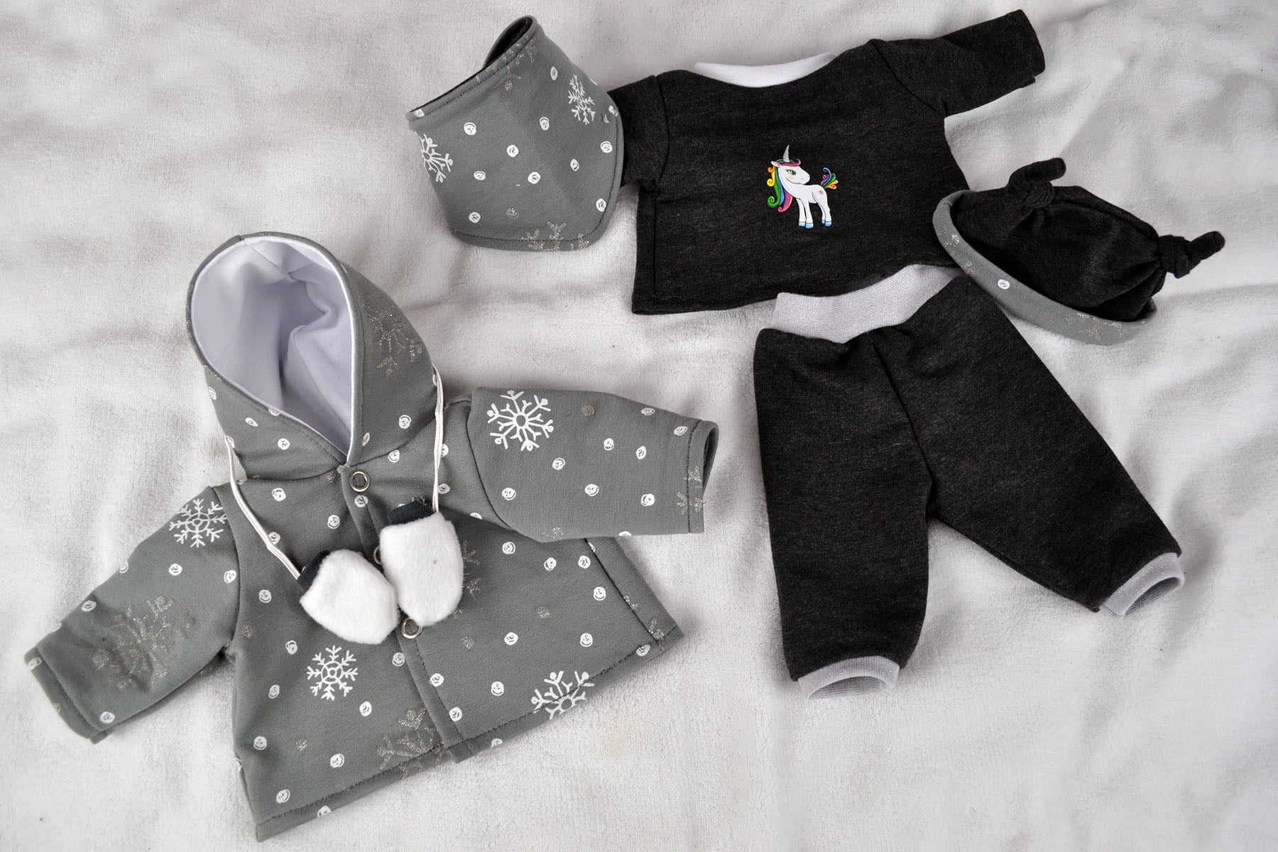 Kombinationsbeispiel: Outfit aus Shirt, Hose & Mütze für Puppe