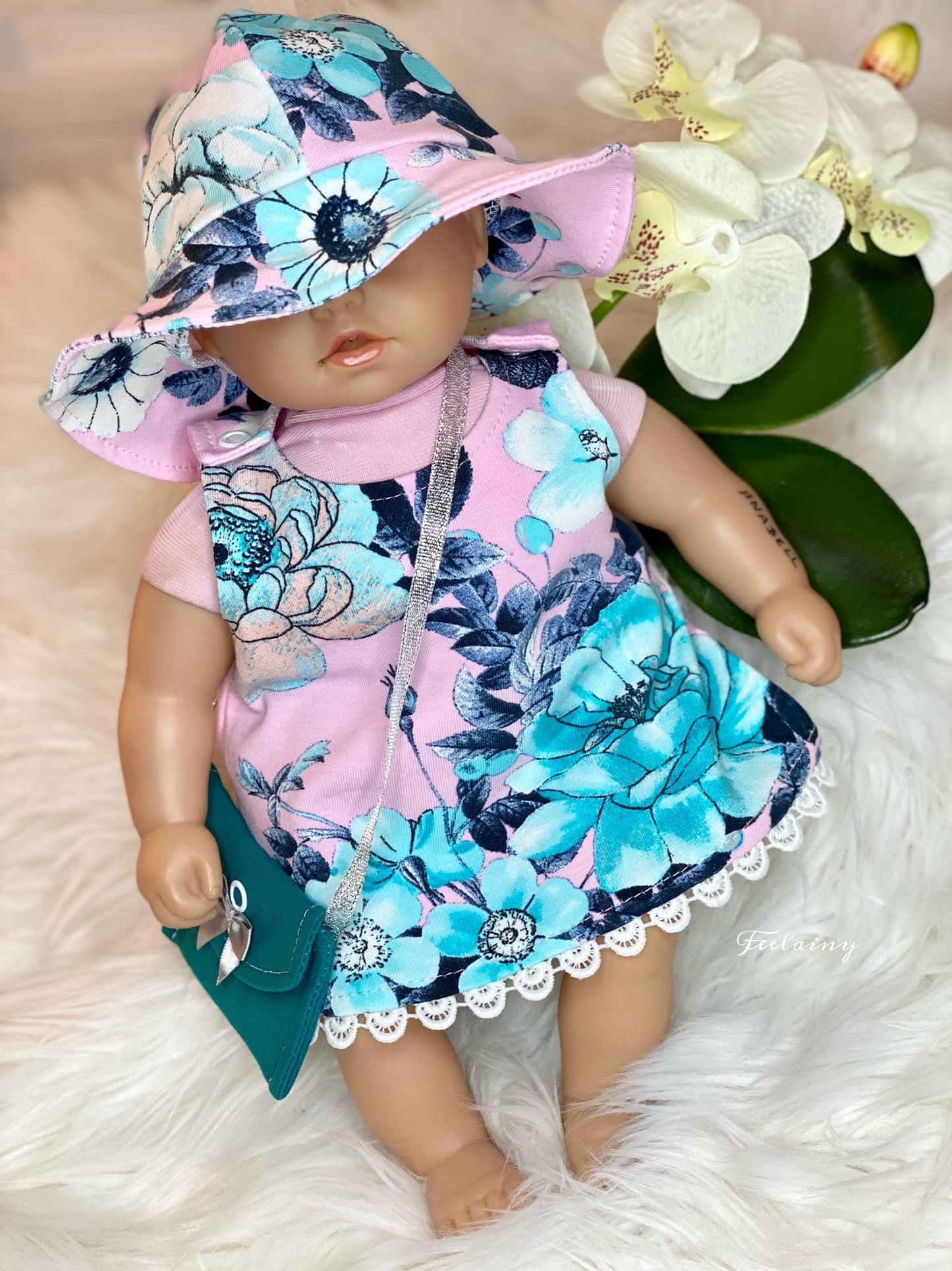 Sommerliches Puppen-Outfit mit Kleid, Mütze und Täschchen – PDF-Schnittmuster im großen Puppenkleidung-Sparpaket (32–50 cm)
