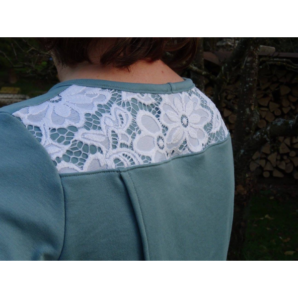 Halsausschnitt des Wickelshirts – raffinierte Passform